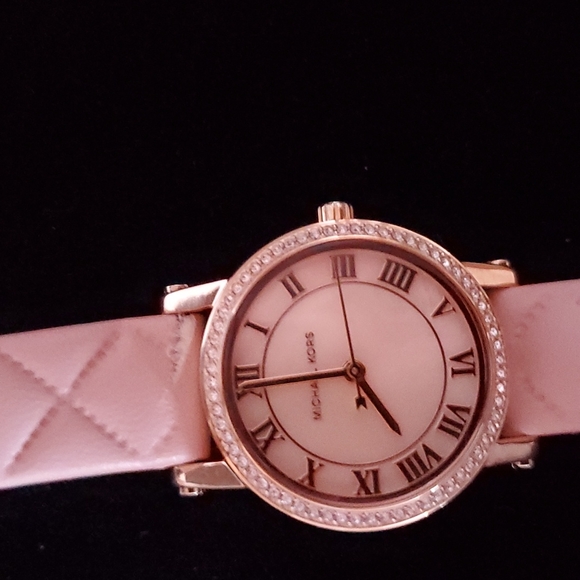 Michael Kors Women's Petite Norie Pink Mother of Pearl Dial Pink Leather Watch - Picture 3 of 9